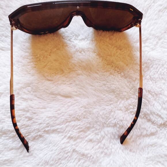 Clarissa Tortoise Brown Oversized Sunglasses - Picture 12 of 15